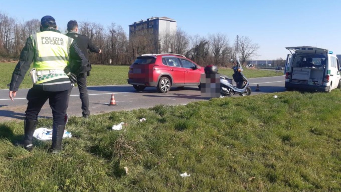 Cade dallo scooterone: 69enne in ospedale