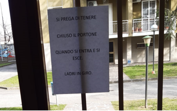 Torna dalla spesa e trova un ladro in casa