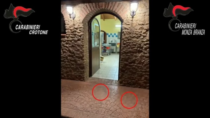 Il servizio al ristorante è troppo lento, accoltellano il cameriere. Arrestati per tentato omicidio