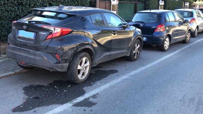 Ha un malore al volante e si schianta contro le auto in sosta