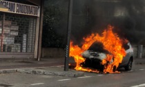 Auto distrutta dalle fiamme: intervengono i Vigili del Fuoco