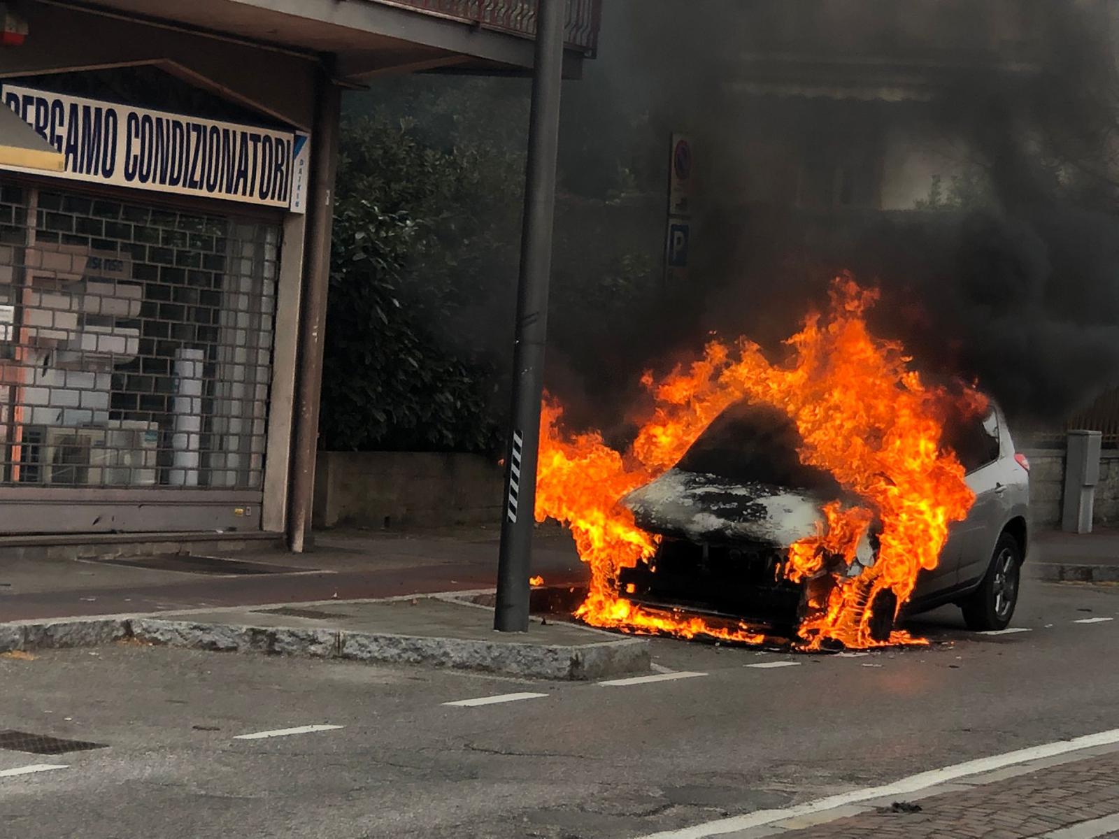 Capodanno di fuoco: auto incendiate e cestini rifiuti distrutti - Prima la  Martesana