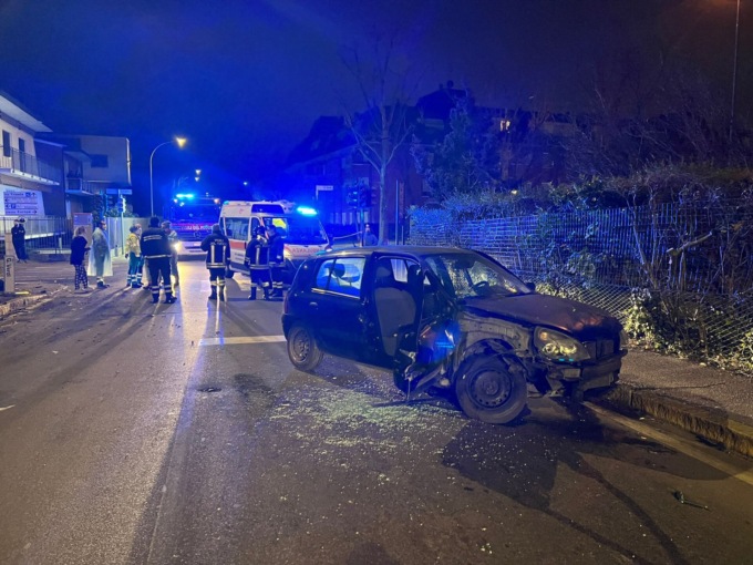 Gravissimo incidente tra un furgone e un’auto, atterra l’elisoccorso: 27enne in fin di vita