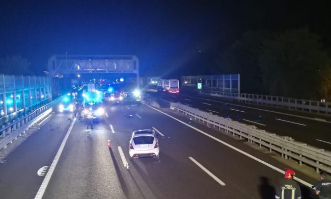 Scende dall’auto per controllare i danni dopo un incidente e muore investito