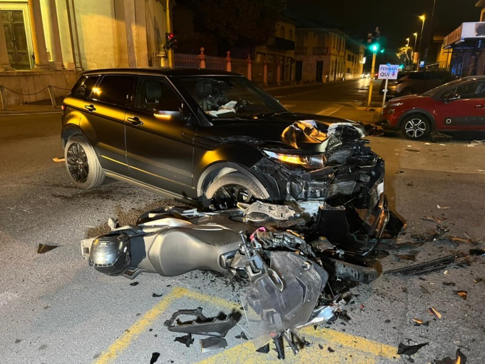 Scontro all’incrocio con un Suv: morto motociclista di 42 anni