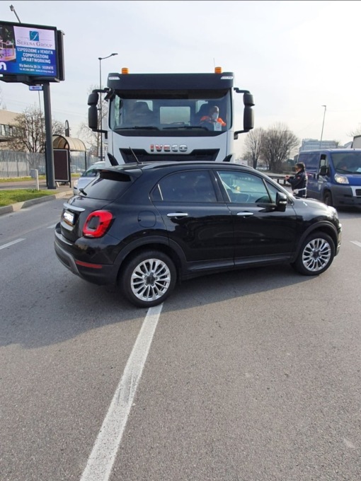 Incidente tra un’auto e una betoniera: traffico in tilt