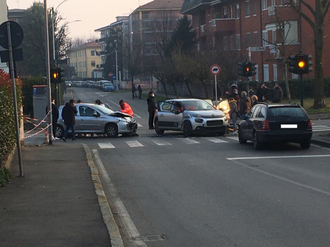 Carambola sotto il semaforo lampeggiante: intervengono tre ambulanze