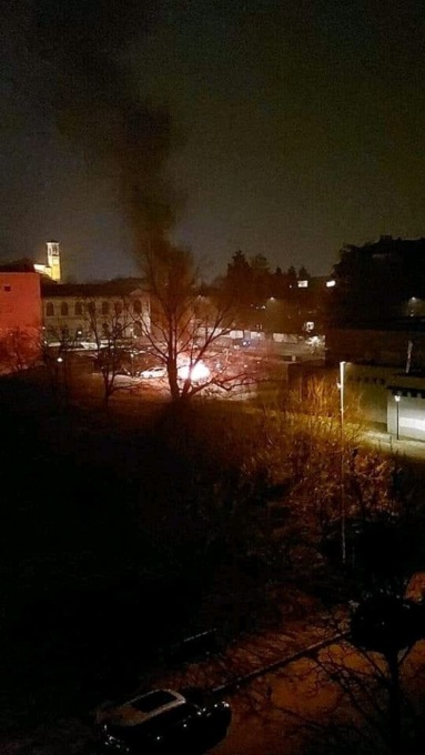 Auto prende fuoco nella notte