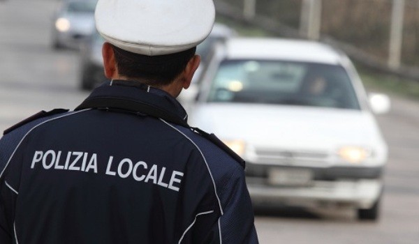 Traffico in tilt all’uscita di scuola, raffica di multe a Trezzo