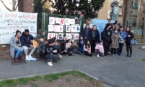 Parco chiuso per i bimbi, loro scendono in strada e protestano: "Abbiamo diritto a giocare"