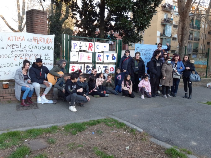 Parco chiuso per i bimbi, loro scendono in strada e protestano: “Abbiamo diritto a giocare”