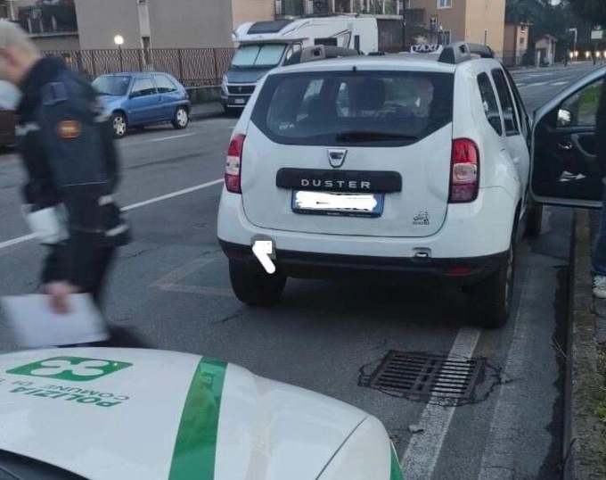 Taxi senza assicurazione e revisione fermato dalla Polizia Locale: scattano sequestro e maxi multa