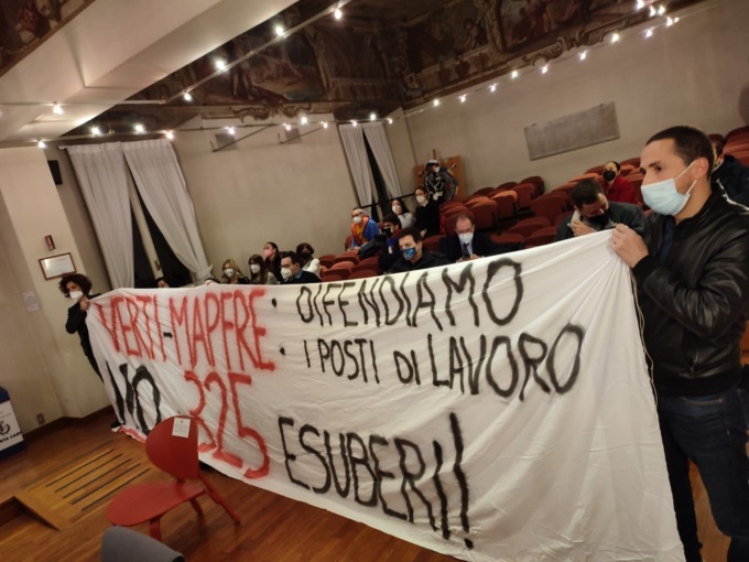 La rabbia dei lavoratori Verti contro i 325 esuberi irrompe in Consiglio comunale