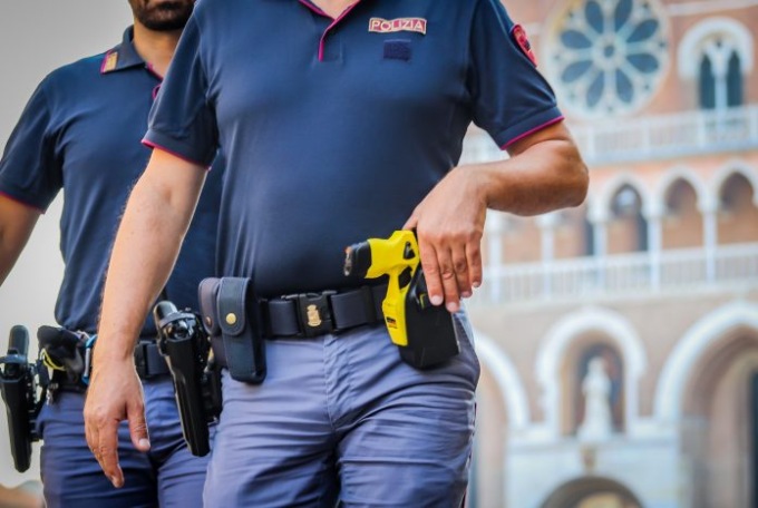 Dal 14 marzo i poliziotti saranno dotati di taser