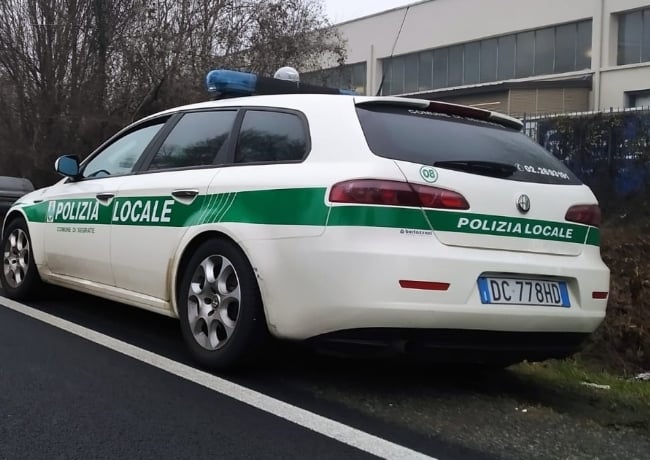 Viaggia con documenti contraffatti, ma la Polizia Locale lo scopre