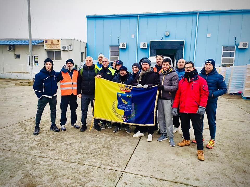 La bandiera della pace di Segrate sventola al confine tra Ucraina e Romania