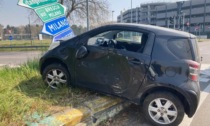 Auto va fuori strada e abbatte i segnali stradali