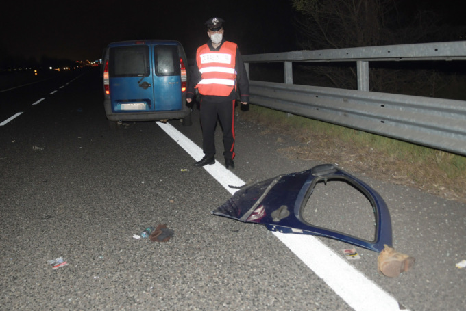 Investito da un’auto mentre spinge il furgone guasto: gravi fratture per un 36enne
