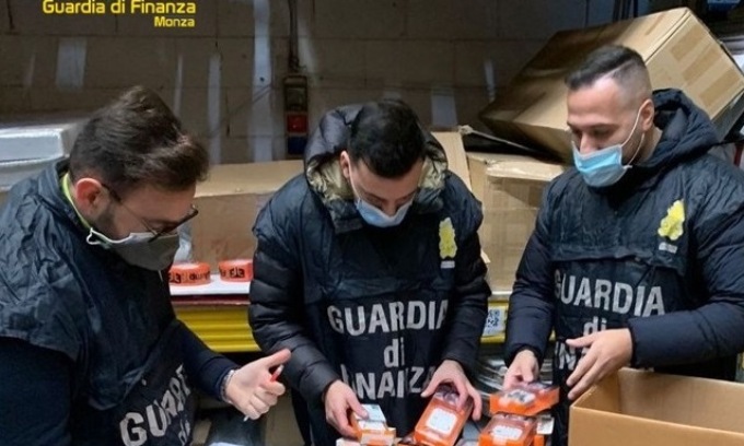 La Guardia di Finanza sequestra oltre 120mila auricolari e accessori contraffatti