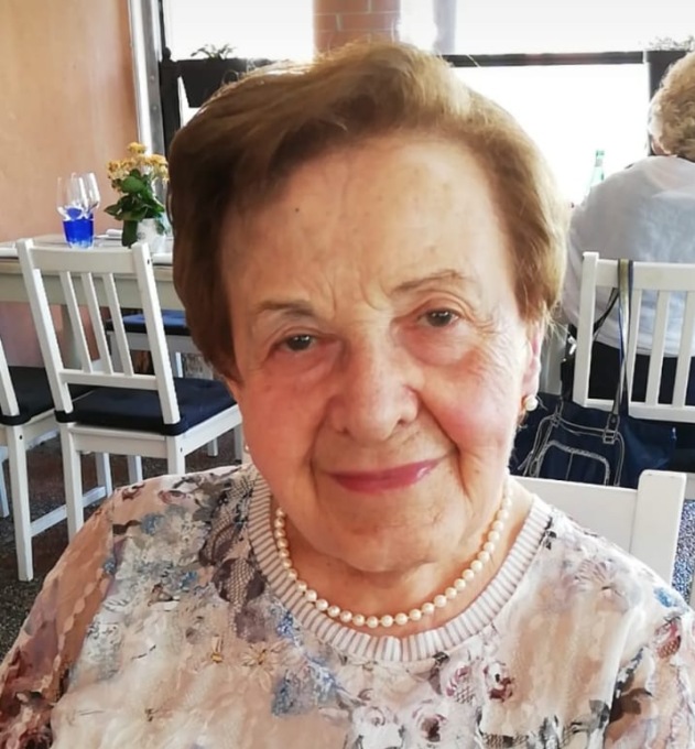 Da sola in casa, anziana si trova faccia a faccia con un ladro