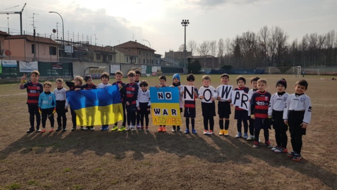 In campo con i colori dell’Ucraina per dire “no” alla guerra