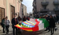 In piazza contro la guerra con la bandiera della pace più lunga d'Italia