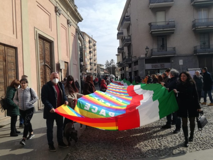 In piazza contro la guerra con la bandiera della pace più lunga d’Italia