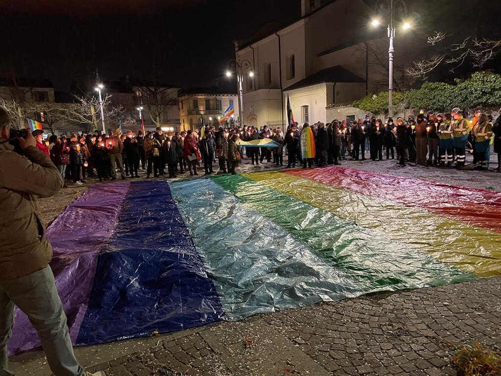 In centinaia alla fiaccolata per la pace a Inzago