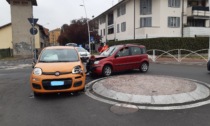 Incidente alla rotonda arrivano Polizia Locale e ambulanza