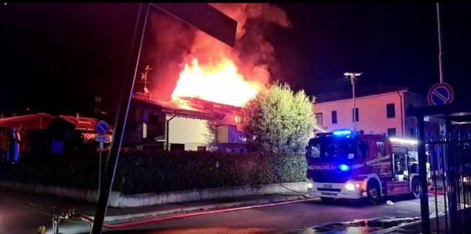 Palazzina a fuoco, due famiglie evacuate
