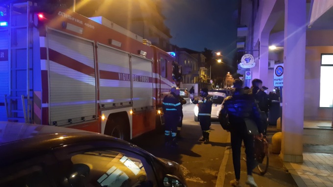 Esplode una bombola di solvente, allarme in centro