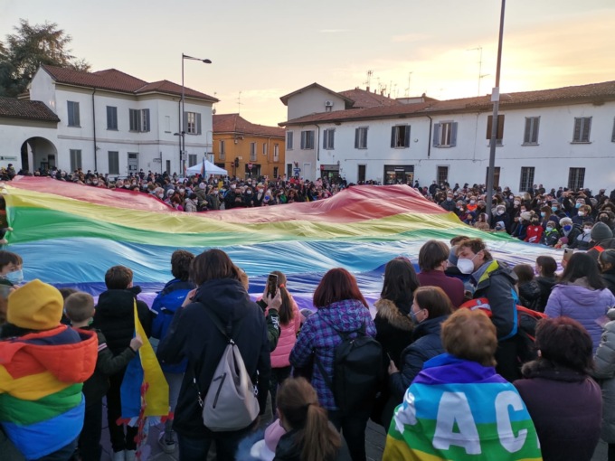 Folla in piazza Unità d’Italia a Cernusco sul Naviglio per la pace in Ucraina
