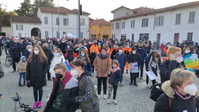 cernusco sul naviglio manifestazione in piazza unità d'italia per la pace in ucraina