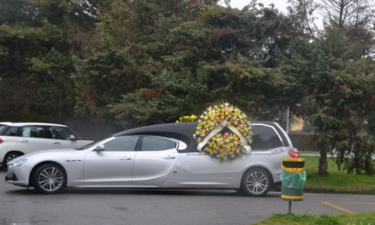 Carro funebre coinvolto in un incidente, il funerale inizia in ritardo