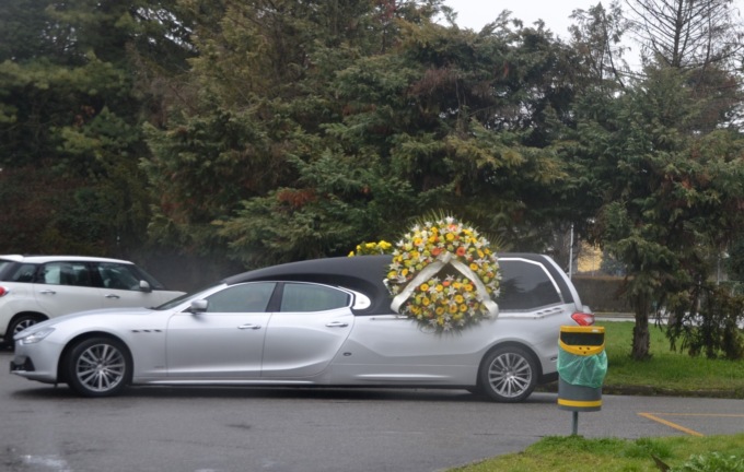 Carro funebre coinvolto in un incidente, il funerale inizia in ritardo