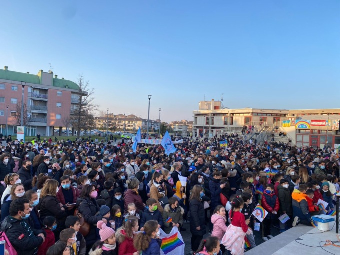 Piazza piena di studenti: l’arcobaleno della pace spunta a Pioltello