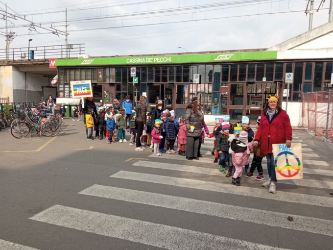 Anche i bambini della materna in piazza contro la guerra