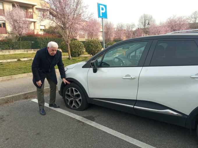 Consigliere comunale trova le gomme dell’auto tagliate