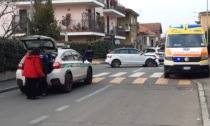 Scontro tra veicoli all'incrocio: arrivano ambulanza e Polizia Locale