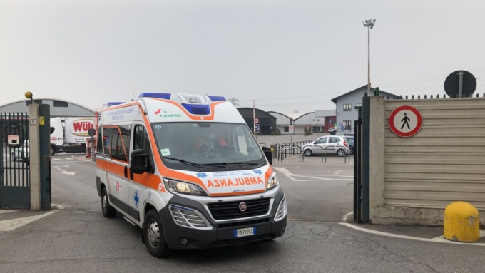 Operaia ferita, sul posto arrivano Polizia locale e ambulanza