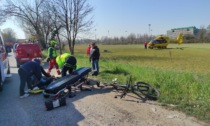 Perde il controllo della bici e si schianta, interviene l'elisoccorso