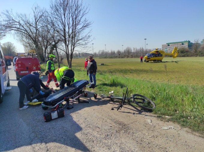 Perde il controllo della bici e si schianta, interviene l’elisoccorso