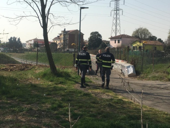 Elisoccorso e ambulanza in codice rosso sulla Tangenziale Est: una 23enne è precipitata dal ponte pedonale