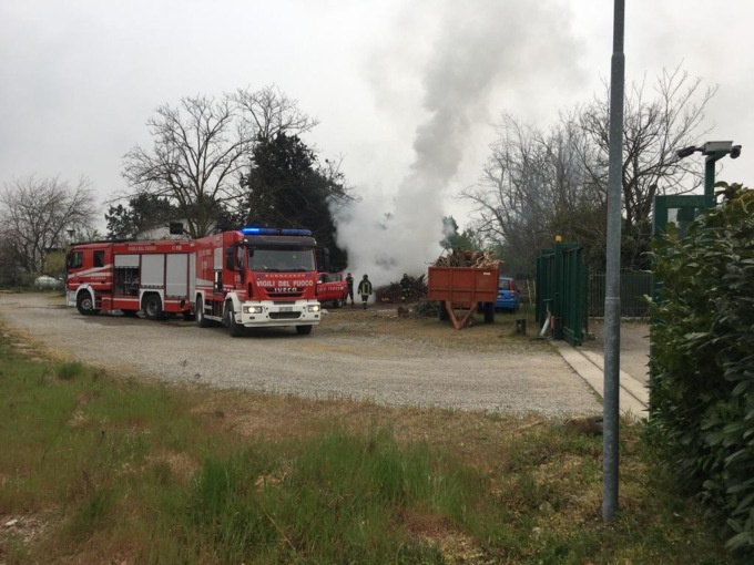 Scarti di legname a fuoco in una ditta: intervengono i pompieri