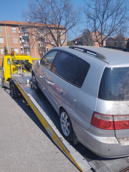 Rimossi quattro veicoli abbandonati nelle strade