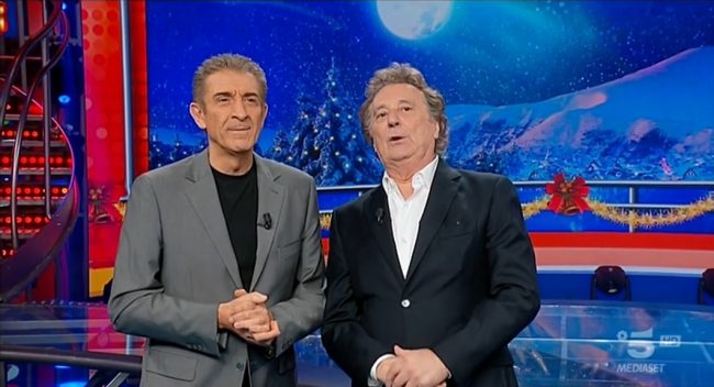 Ezio Greggio fa arrivare davanti a Mediaset 50 profughi in fuga dalla guerra in Ucraina