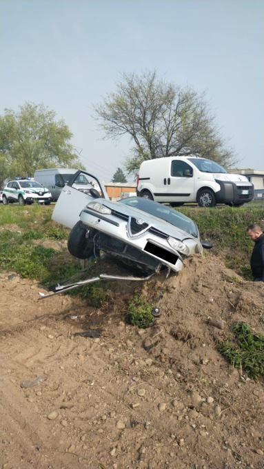 Auto sbanda e finisce fuori strada a Inzago intervengono polizia e ambulanza