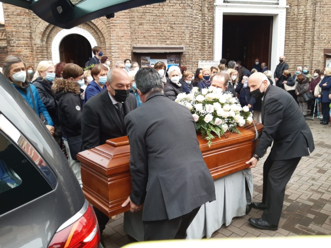 Omicidio di Cologno Monzese, chiesa gremita per l’ultimo saluto alla bibliotecaria