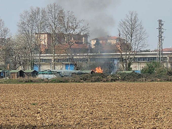 In fiamme una casetta degli orti urbani