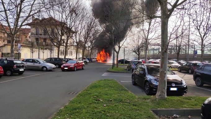 incendio auto melzo 2